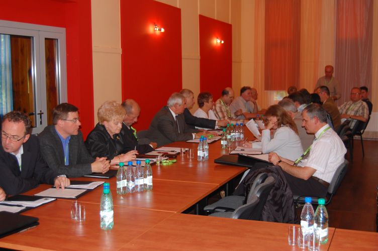 http://przerobka.pl/Zdjecia-Spla-2009/Obrady.jpg